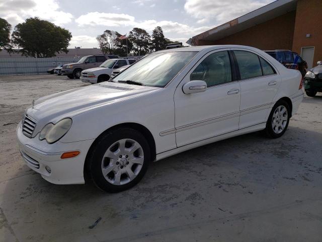 WDBRF61J05A769890 - 2005 MERCEDES-BENZ C 240 WHITE photo 1