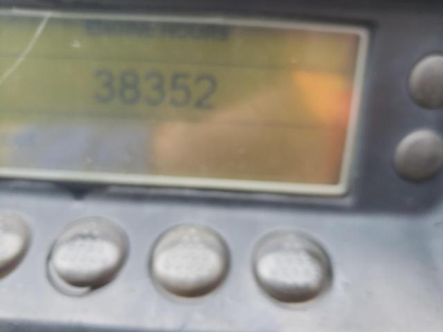 1UYVS1287DM672002 - 2013 UTILITY VS2RA Weiß Foto 8