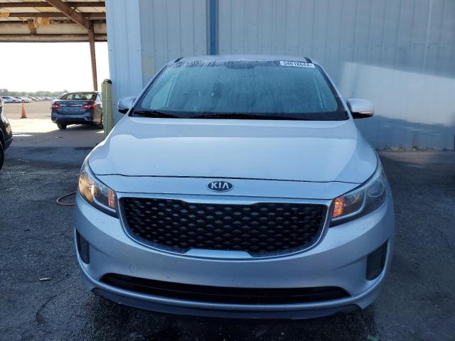 KNDMB5C19H6229833 - 2017 KIA SEDONA LX SILVER photo 5