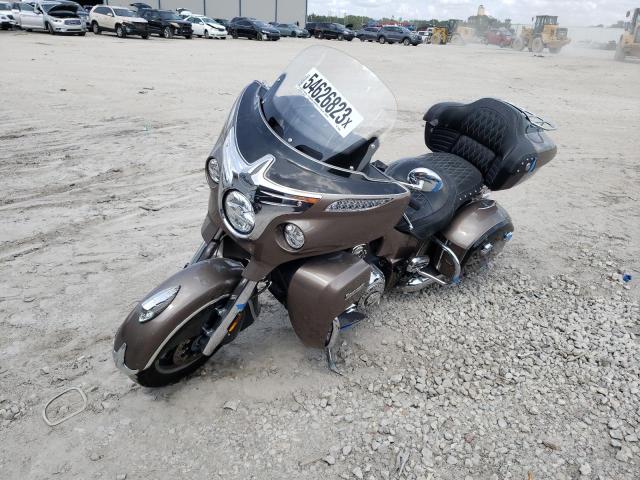 56KTRAAA0J3364364 - 2018 INDIAN MOTORCYCLE CO. ROADMASTER TAN photo 2
