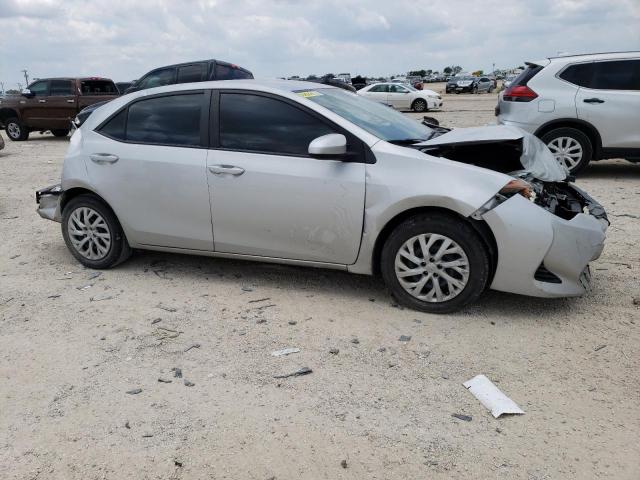 5YFBURHE1JP791650 - 2018 TOYOTA COROLLA L SILVER photo 4