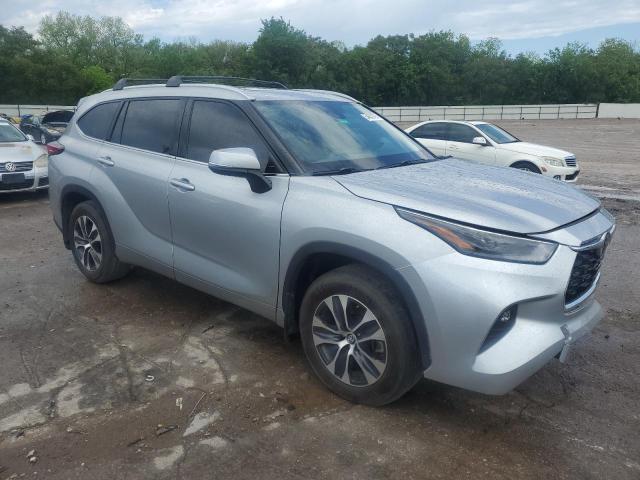5TDGZRAH3NS541805 - 2022 TOYOTA HIGHLANDER XLE Сріблястий фото 4