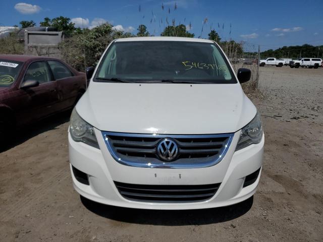 2V4RW4D1XAR231324 - 2010 VOLKSWAGEN ROUTAN S WHITE photo 5