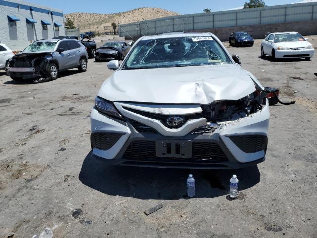4T1T11AK1PU137012 - 2023 TOYOTA CAMRY SE NIGHT SHADE WHITE photo 5