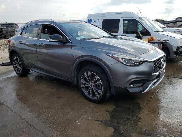 SJKCH5CR9HA023485 - 2017 INFINITI QX30 BASE 银色 照片 4
