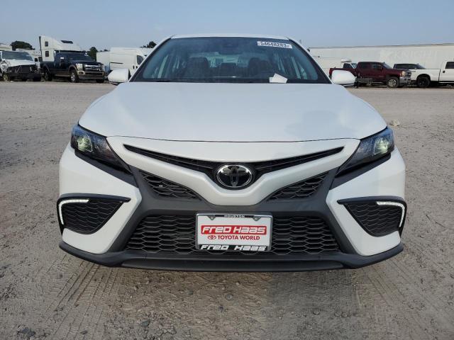 4T1G11AK2PU817938 - 2023 TOYOTA CAMRY SE NIGHT SHADE WHITE photo 5