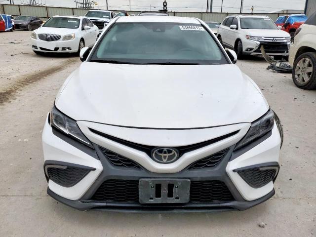 4T1G11AK5RU892619 - 2024 TOYOTA CAMRY SE NIGHT SHADE WHITE photo 5