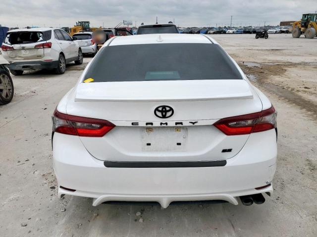 4T1G11AK5RU892619 - 2024 TOYOTA CAMRY SE NIGHT SHADE WHITE photo 6