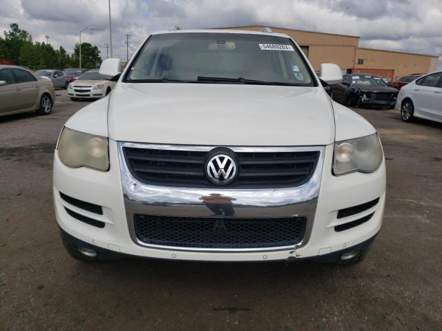 WVGFM77L09D036652 - 2009 VOLKSWAGEN TOUAREG 2 V6 TDI WHITE photo 5