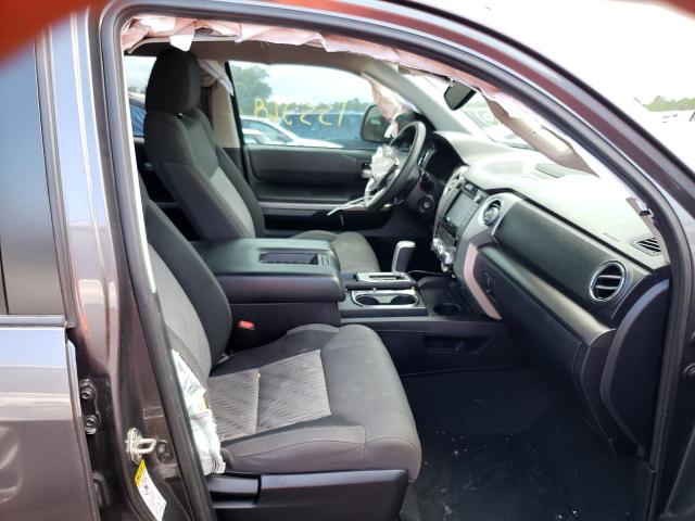 5TFRM5F16HX111261 - 2017 TOYOTA TUNDRA DOUBLE CAB SR/SR5 GRAY photo 5