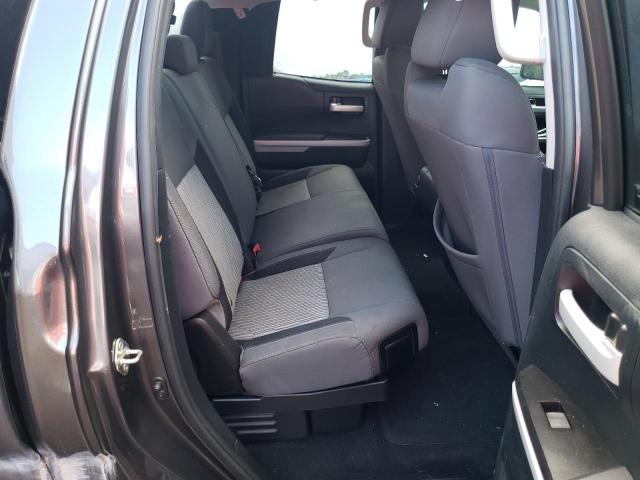 5TFRM5F16HX111261 - 2017 TOYOTA TUNDRA DOUBLE CAB SR/SR5 GRAY photo 6