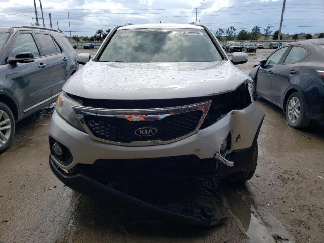 5XYKT3A15BG131432 - 2011 KIA SORENTO BASE SILVER photo 5