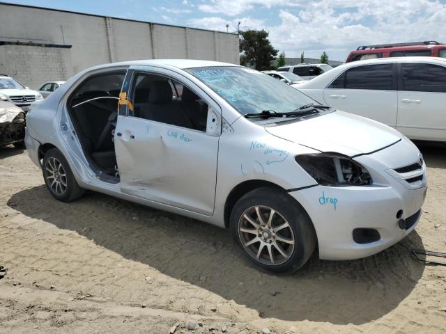 JTDBT903281213813 - 2008 TOYOTA YARIS SILVER photo 4