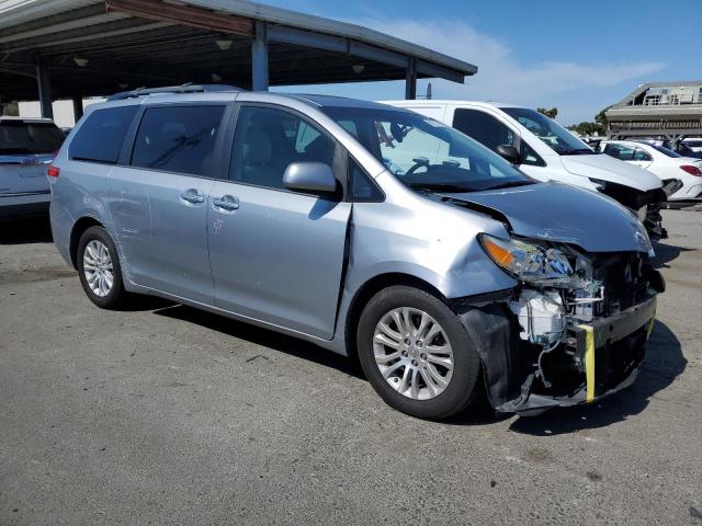 5TDYK3DC4DS402433 - 2013 TOYOTA SIENNA XLE GRAY photo 4