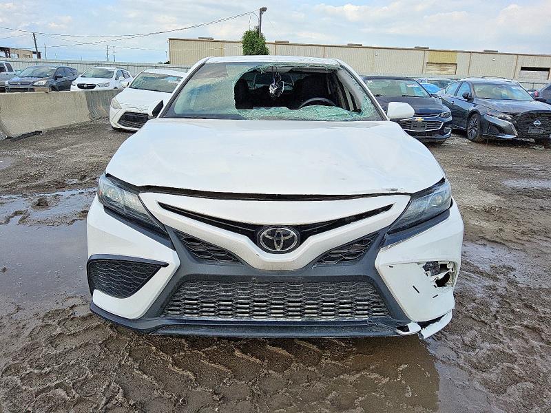 4T1G11AK4RU219451 - 2024 TOYOTA CAMRY SE NIGHT SHADE WHITE photo 5