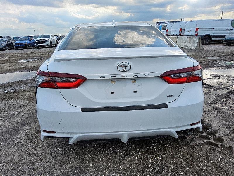 4T1G11AK4RU219451 - 2024 TOYOTA CAMRY SE NIGHT SHADE WHITE photo 6