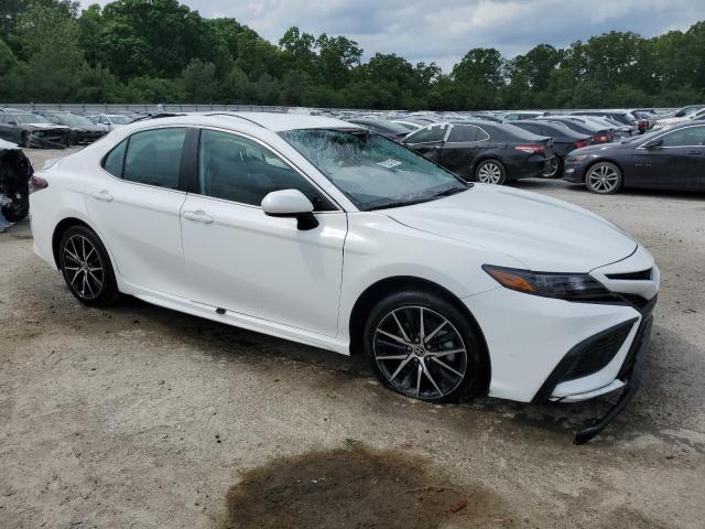 4T1G11AK1RU256473 - 2024 TOYOTA CAMRY SE NIGHT SHADE WHITE photo 4