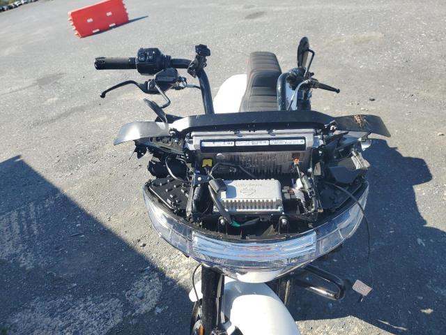 1HD1KH712RB644109 - 2024 HARLEY-DAVIDSON FLTRX 白色 照片 5