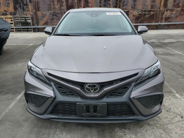4T1G11AK1PU091280 - 2023 TOYOTA CAMRY SE NIGHT SHADE CHARCOAL photo 5