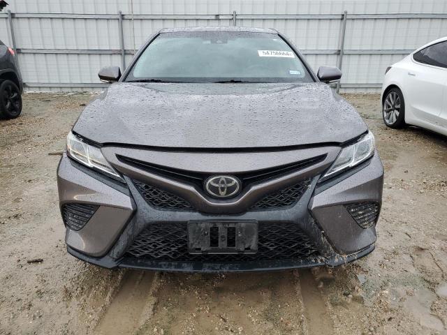 4T1B11HK8JU079831 - 2018 TOYOTA CAMRY L GRAY photo 5