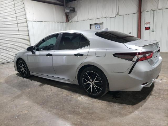 4T1G11AK7MU556897 - 2021 TOYOTA CAMRY SE SILVER photo 2