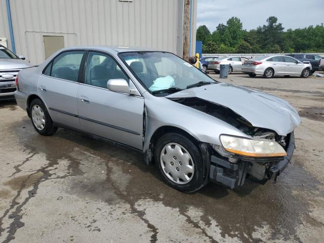 1HGCG5646YA034130 - 2000 HONDA ACCORD LX SILVER photo 4