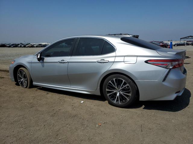 4T1B11HK7JU519344 - 2018 TOYOTA CAMRY L SILVER photo 2