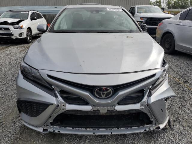 4T1G11AK0PU739434 - 2023 TOYOTA CAMRY SE NIGHT SHADE SILVER photo 5