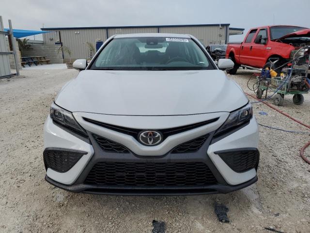 4T1G11AK2RU210473 - 2024 TOYOTA CAMRY SE NIGHT SHADE SILVER photo 5