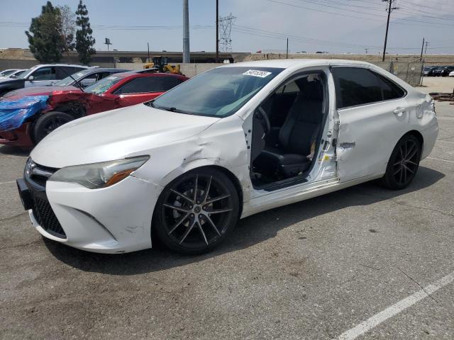 4T1BF1FK9FU099064 - 2015 TOYOTA CAMRY SE LE Beyaz fotoğraf 1