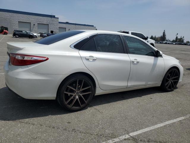 4T1BF1FK9FU099064 - 2015 TOYOTA CAMRY SE LE Beyaz fotoğraf 3