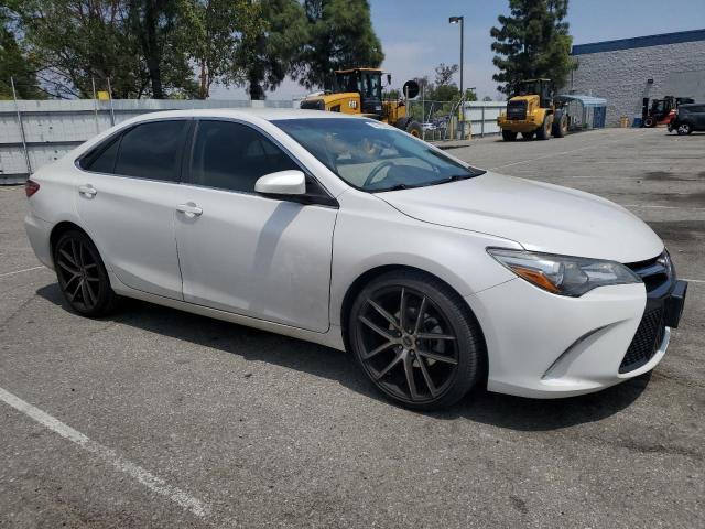 4T1BF1FK9FU099064 - 2015 TOYOTA CAMRY SE LE Beyaz fotoğraf 4