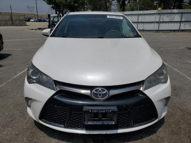 4T1BF1FK9FU099064 - 2015 TOYOTA CAMRY SE LE Beyaz fotoğraf 5