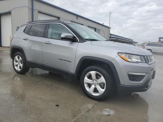 3C4NJDBB7JT192059 - 2018 JEEP COMPASS LATITUDE Srebrny zdjęcie 4