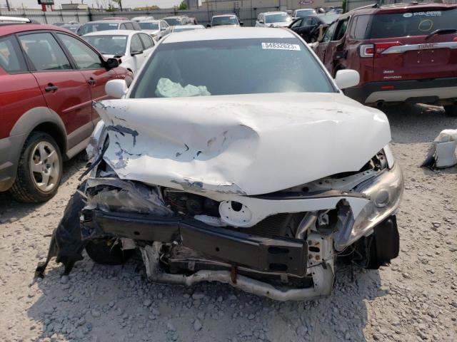 4T1BF3EK8BU595934 - 2011 TOYOTA CAMRY 4D 2 BASE WHITE photo 5