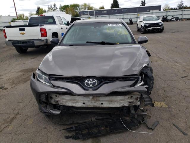 4T1B11HK7JU526682 - 2018 TOYOTA CAMRY L GRAY photo 5