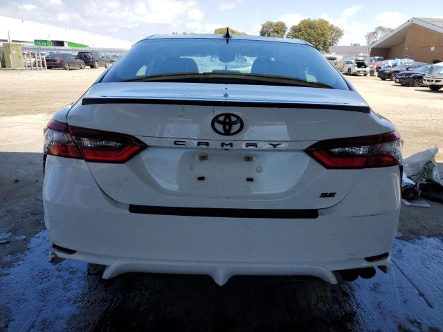 4T1T11AK1RU195480 - 2024 TOYOTA CAMRY SE NIGHT SHADE WHITE photo 6
