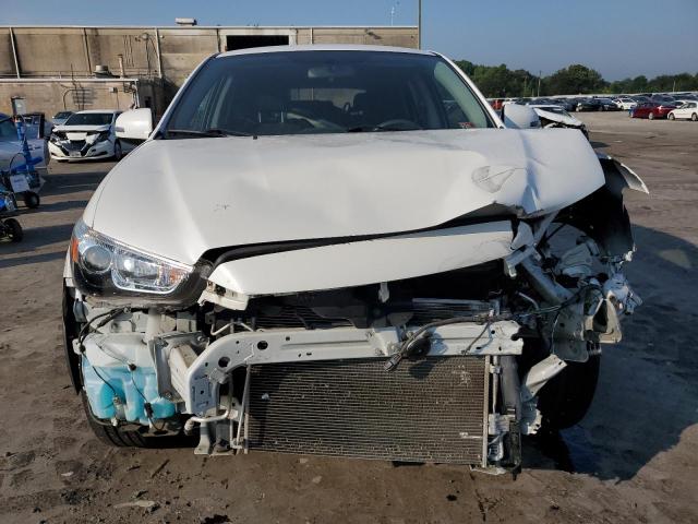 JA4AR3AU5KU036141 - 2019 MITSUBISHI OUTLANDER ES WHITE photo 5