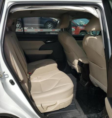 5TDGZRAH4LS501276 - 2020 TOYOTA HIGHLANDER XLE WHITE photo 11