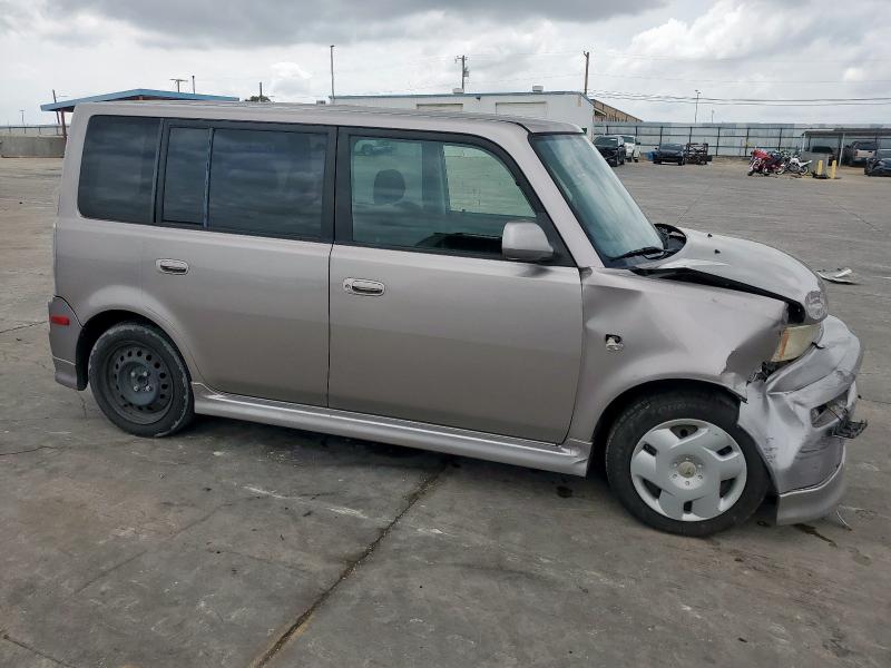 JTLKT334950203383 - 2005 TOYOTA SCION XB GRAY photo 4