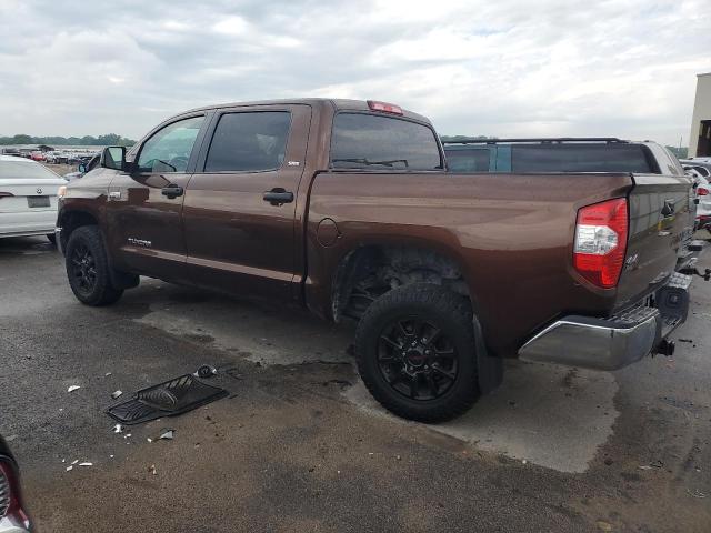 5TFDW5F14HX600116 - 2017 TOYOTA TUNDRA CREWMAX SR5 BROWN photo 2