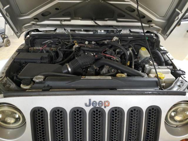 1J4GA59188L647870 - 2008 JEEP WRANGLER U SAHARA Gümüş foto 11