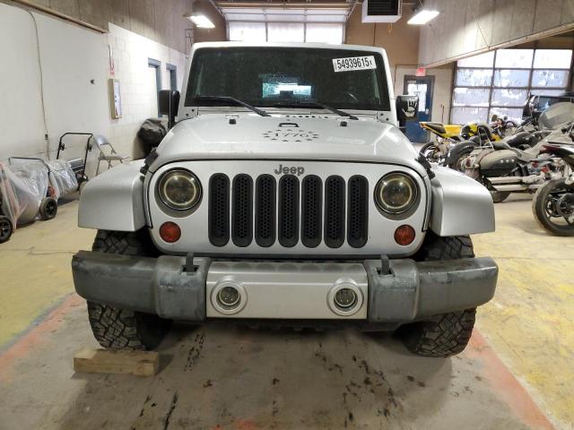 1J4GA59188L647870 - 2008 JEEP WRANGLER U SAHARA Gümüş foto 5