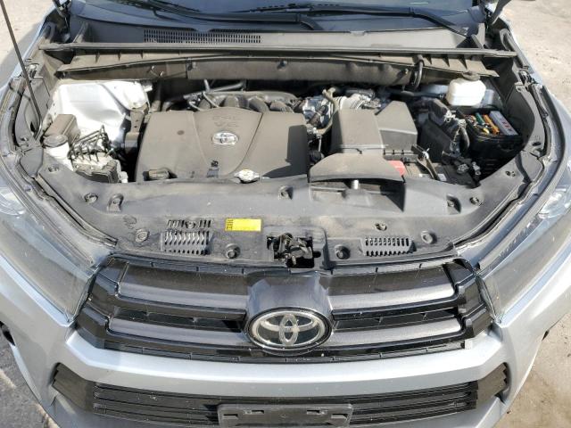 5TDJZRFHXKS702239 - 2019 TOYOTA HIGHLANDER SE SILVER photo 12