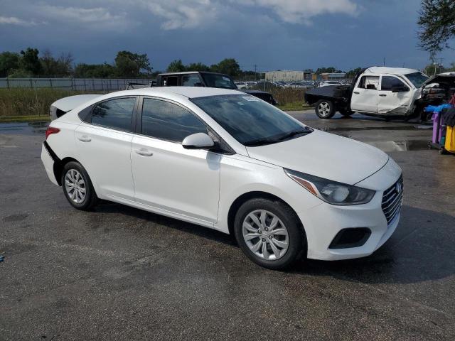 3KPC24A3XKE049529 - 2019 HYUNDAI ACCENT SE WHITE photo 4