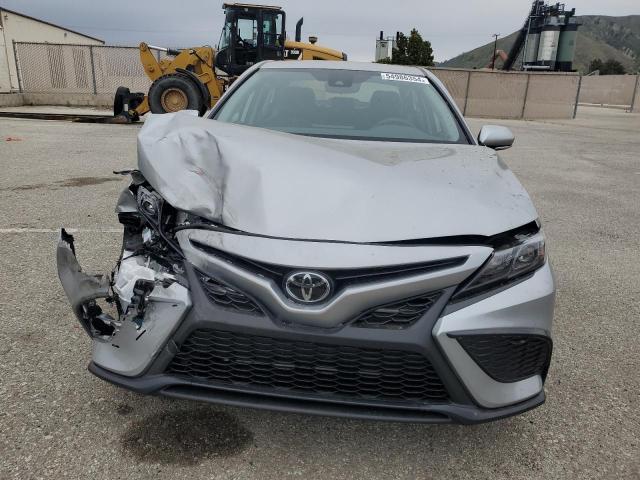 4T1G11AK0RU241947 - 2024 TOYOTA CAMRY SE NIGHT SHADE SILVER photo 5