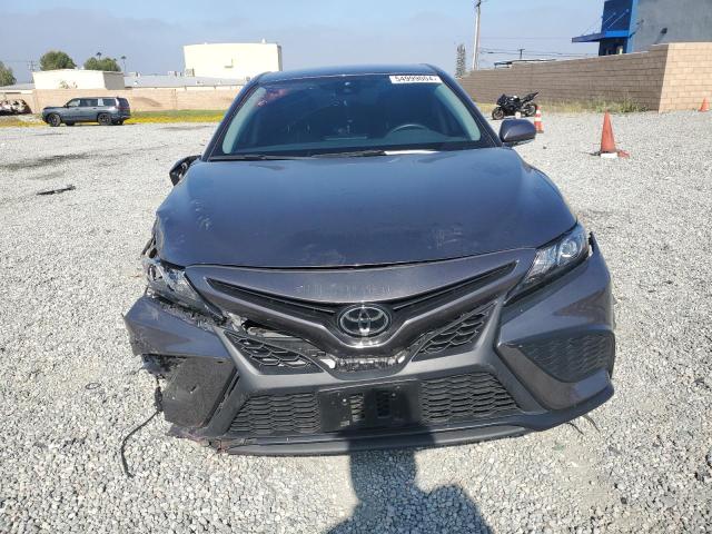 4T1T11AK3PU813475 - 2023 TOYOTA CAMRY SE NIGHT SHADE GRAY photo 5