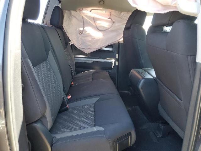 5TFUY5F16JX718796 - 2018 TOYOTA TUNDRA DOUBLE CAB SR/SR5 GRAY photo 10