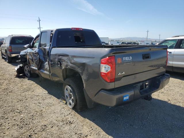 5TFUY5F16JX718796 - 2018 TOYOTA TUNDRA DOUBLE CAB SR/SR5 GRAY photo 2