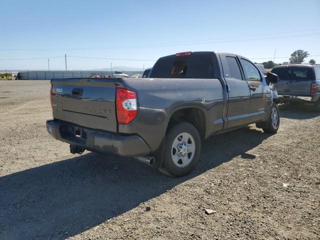 5TFUY5F16JX718796 - 2018 TOYOTA TUNDRA DOUBLE CAB SR/SR5 GRAY photo 3